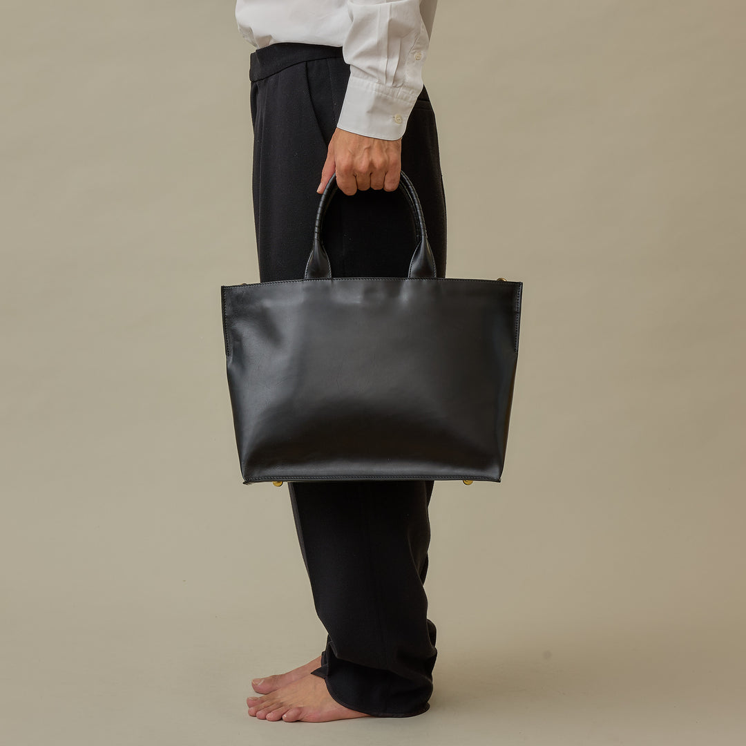 カバ牙彫刻　143g 東里6-1129ア㉛ trace tote M / co25sstt060 / D.Veal KIP leather – cornelian